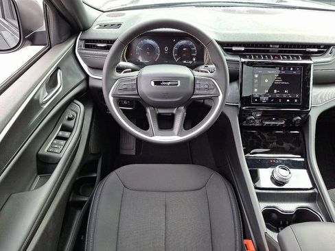 New 2025 Jeep Grand Cherokee L Laredo image 8