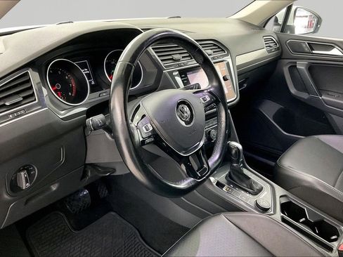 Used 2018 Volkswagen Tiguan SEL AWD/4WD image 16