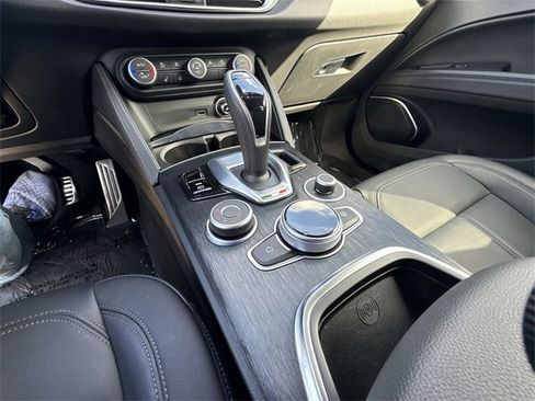 Used 2023 Alfa Romeo Stelvio Sprint image 21