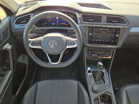 Used 2024 Volkswagen Tiguan SE w/ Panoramic Sunroof Package AWD/4WD image 14