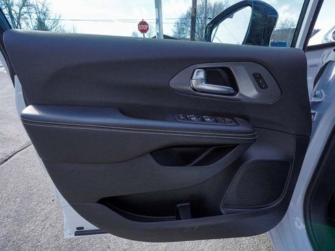 New 2026 Chrysler Pacifica Select image 10