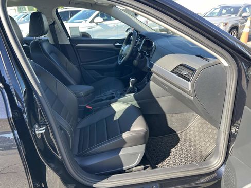 Certified 2024 Volkswagen Jetta SE w/ Panoramic Sunroof Package image 28