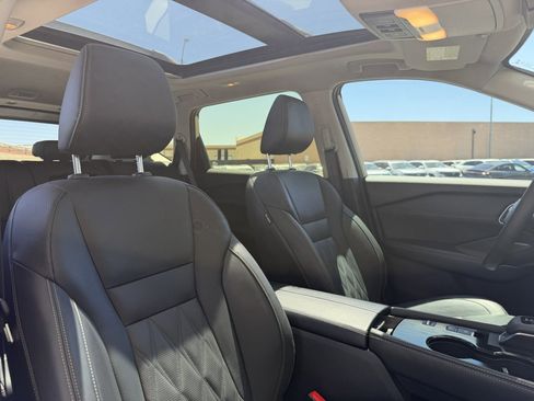 Used 2025 Nissan Rogue Platinum FWD image 40