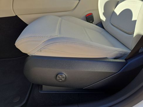 Used 2025 Mercedes-Benz GLC 300 4MATIC image 17