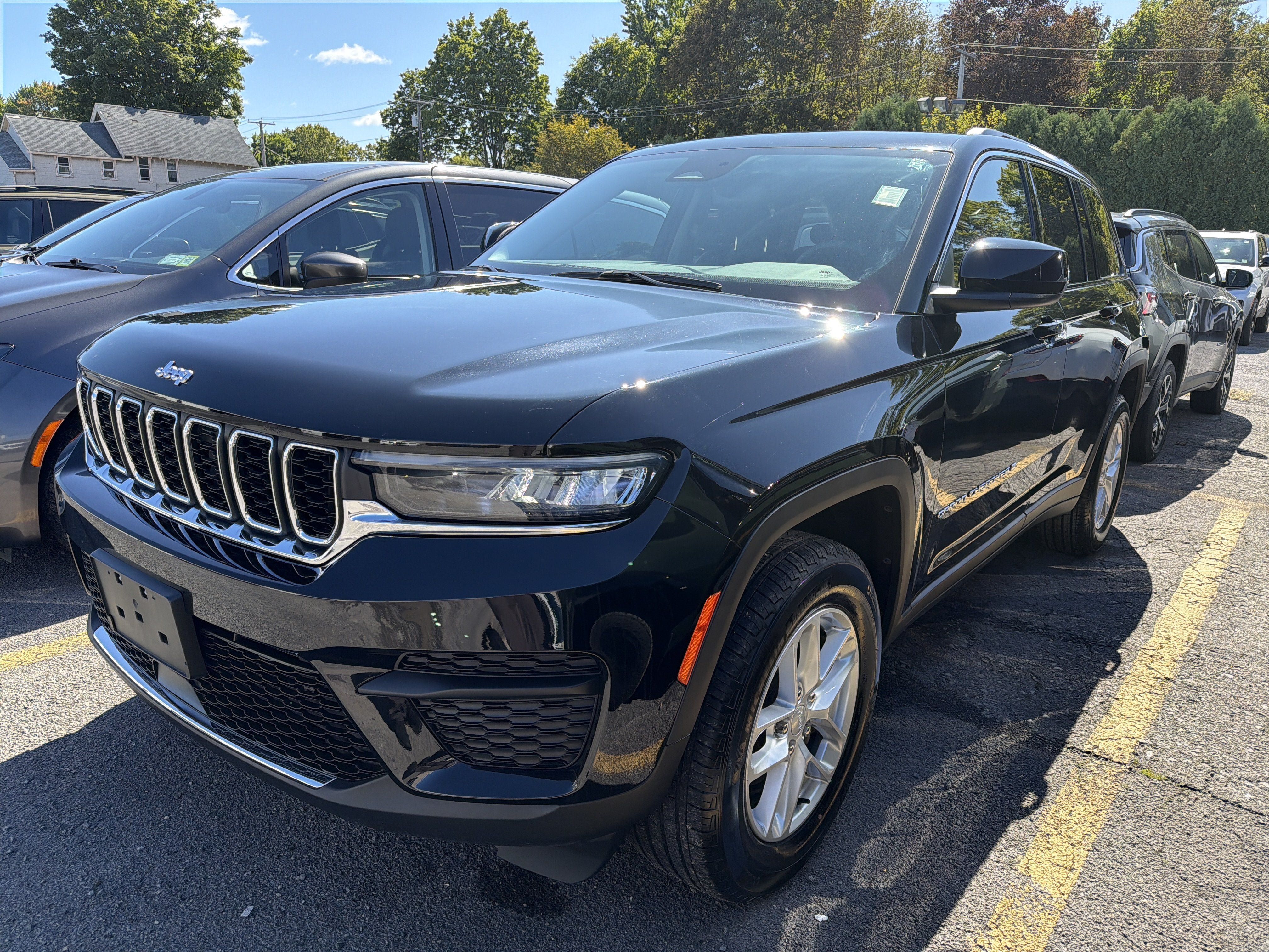 Used 2023 Jeep Grand Cherokee Laredo w/ Luxury Tech Group I AWD/4WD image 4