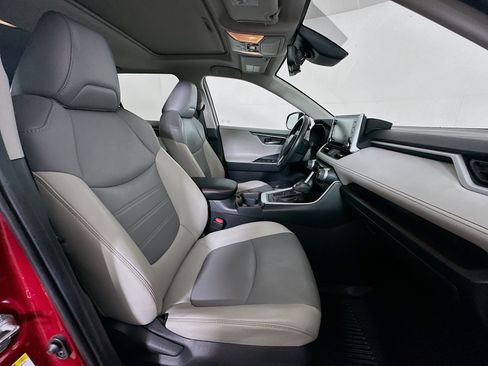 Used 2019 Toyota RAV4 Limited FWD image 32