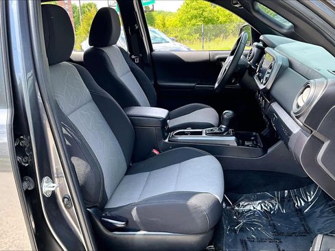 Used 2023 Toyota Tacoma TRD Off-Road image 8