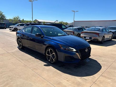 Used 2024 Nissan Altima 2.5 SR w/ SR Premium Package FWD image 4