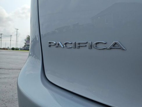 Used 2023 Chrysler Pacifica Touring-L FWD image 26