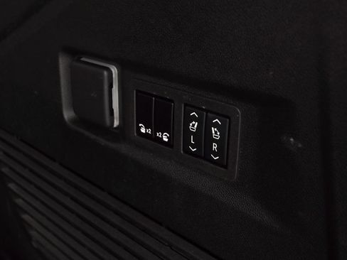 Used 2024 GMC Yukon Denali w/ Advanced Technology Package image 30