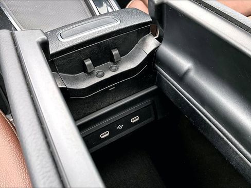 Used 2025 Mercedes-Benz GLB 250 4MATIC image 36