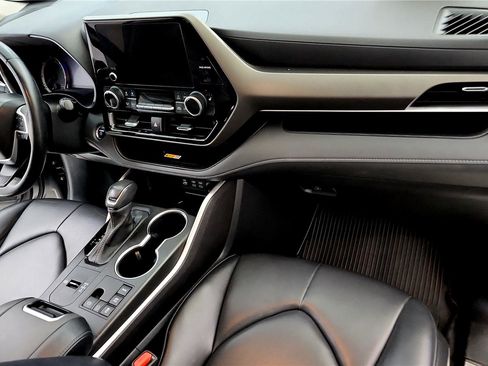 Used 2023 Toyota Highlander XLE image 14