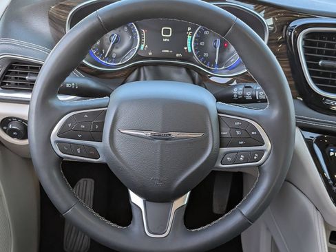 Used 2023 Chrysler Pacifica Limited FWD image 11