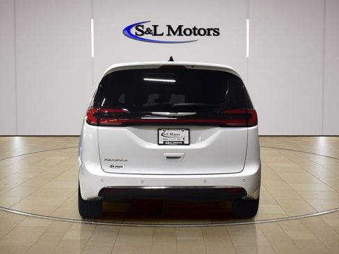 Certified 2023 Chrysler Pacifica Touring-L FWD image 8