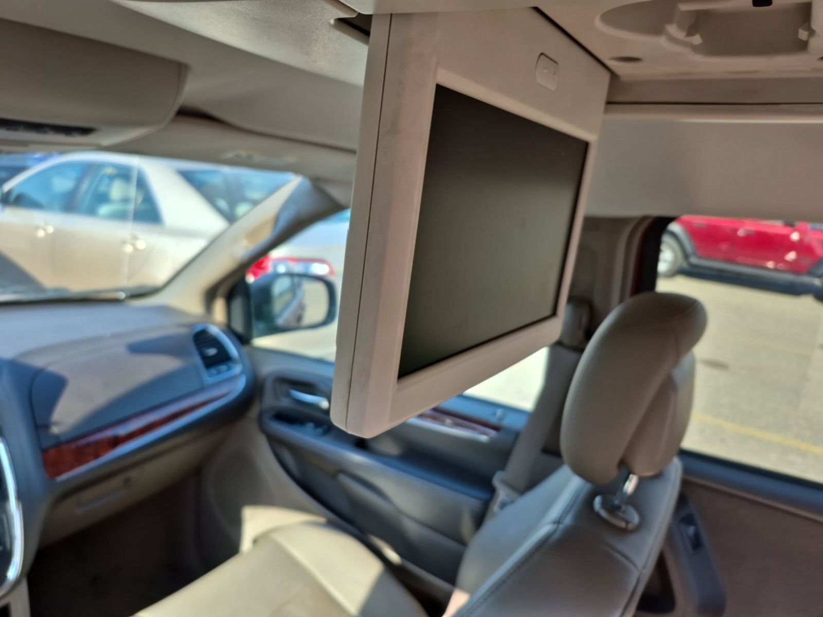 Used 2012 Chrysler Town & Country Touring w/ Entertainment Group #1 FWD image 5