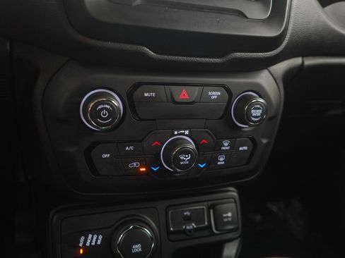 Used 2018 Jeep Renegade Latitude w/ Cold Weather Group AWD/4WD image 22