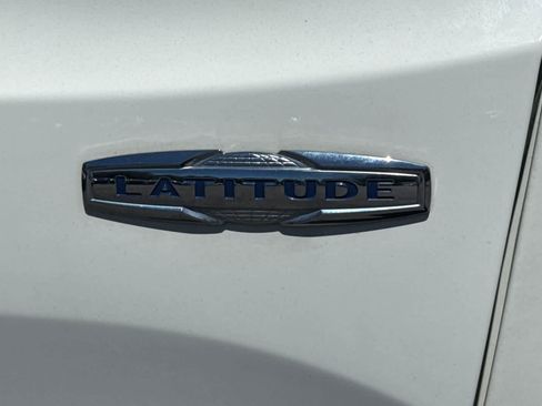 Used 2017 Jeep Renegade Latitude w/ Popular Equipment Group AWD/4WD image 12