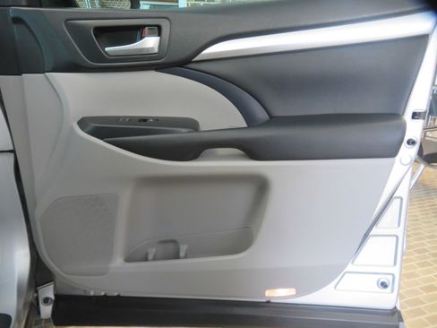 Used 2018 Toyota Highlander XLE AWD/4WD image 28