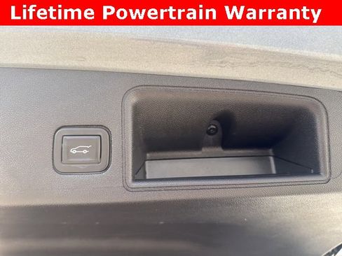 Used 2023 GMC Terrain SLT image 15