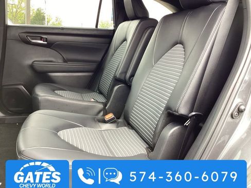 Used 2025 Toyota Highlander XSE AWD/4WD image 16