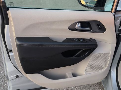 Used 2024 Chrysler Pacifica Touring-L FWD image 17