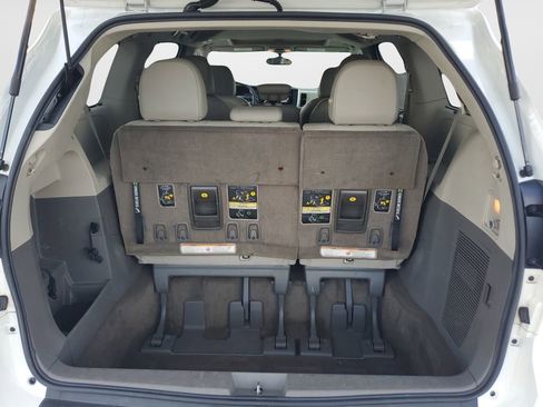Used 2017 Toyota Sienna XLE w/ XLE Navigation Package FWD image 9