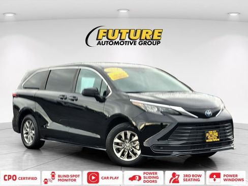 Certified 2024 Toyota Sienna LE image 1