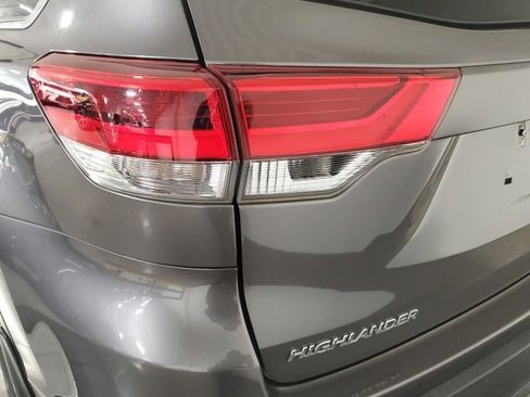 Used 2018 Toyota Highlander LE image 29
