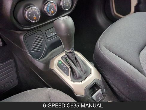 Used 2016 Jeep Renegade Latitude FWD image 20