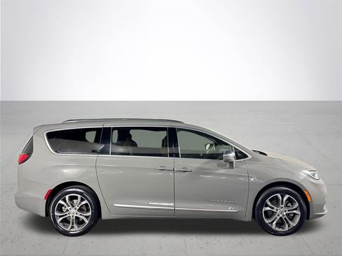 Used 2022 Chrysler Pacifica Pinnacle AWD/4WD image 5
