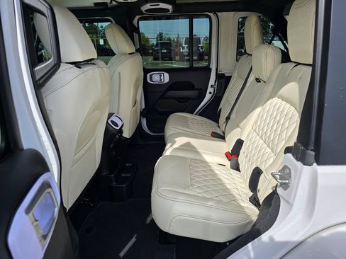 Used 2020 Jeep Wrangler Unlimited Sahara w/ Uconnect 4C Nav & Sound Group AWD/4WD image 15