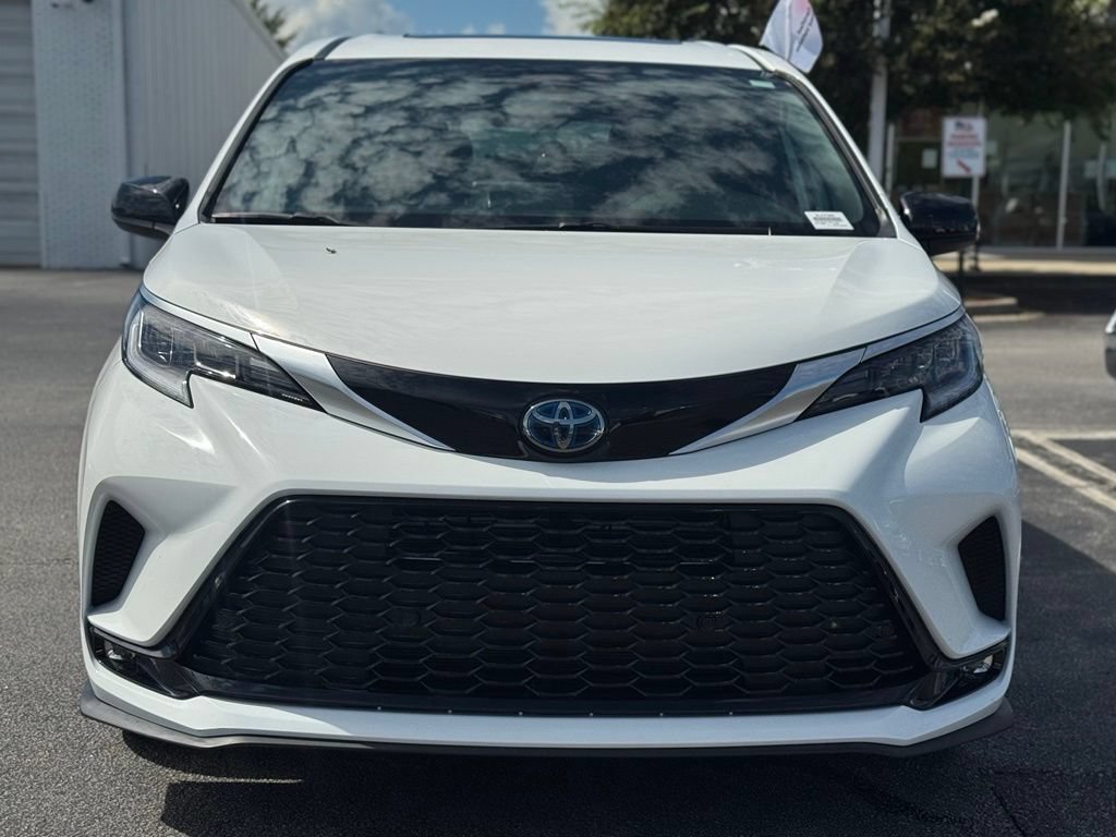 Used 2024 Toyota Sienna XSE FWD image 4