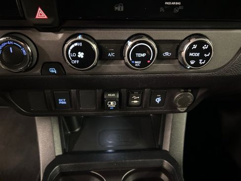 Used 2018 Toyota Tacoma TRD Off-Road image 13