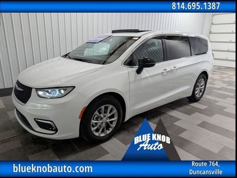 Used 2026 Chrysler Pacifica Limited FWD image 1