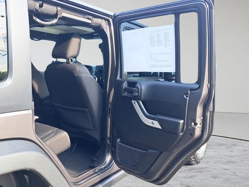 Used 2017 Jeep Wrangler Unlimited Rubicon w/ Connectivity Group AWD/4WD image 24