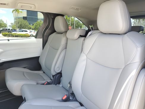 Certified 2025 Toyota Sienna XLE FWD image 12