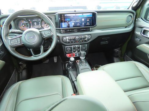 Used 2024 Jeep Gladiator Mojave AWD/4WD image 23