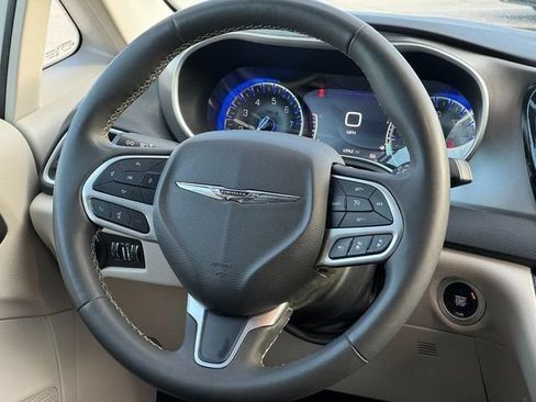 Used 2024 Chrysler Pacifica Touring-L FWD image 18