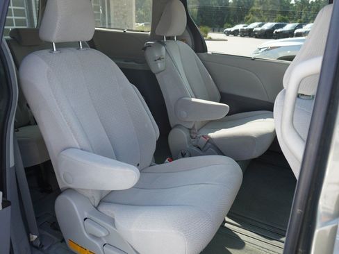 Used 2011 Toyota Sienna LE FWD image 12