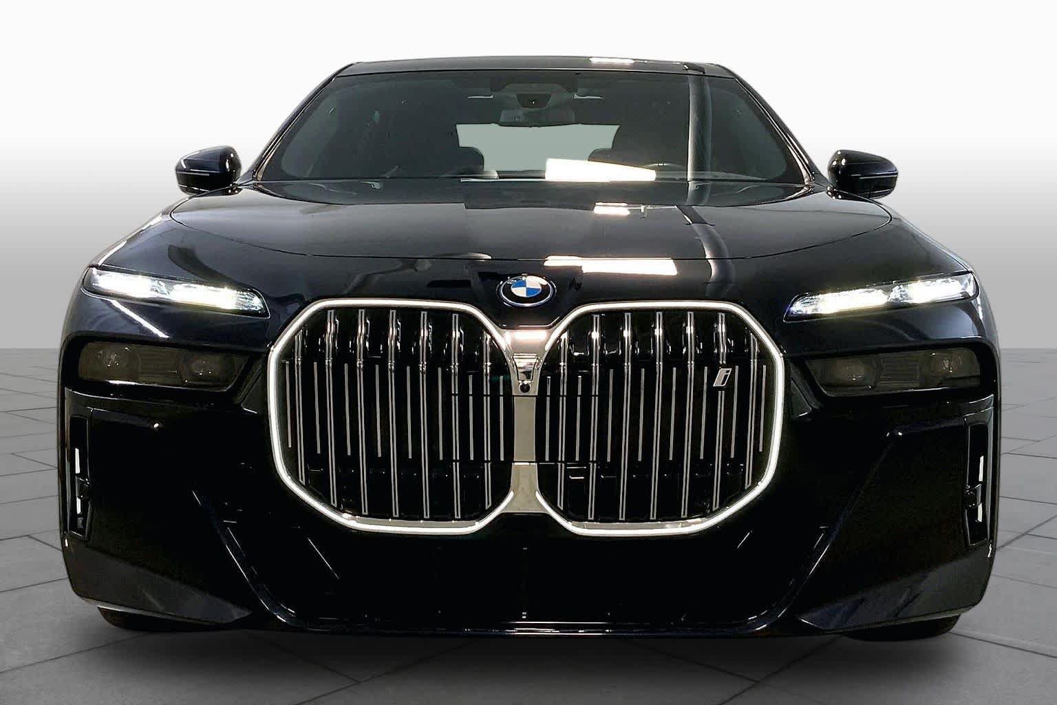 Used 2023 BMW i7 xDrive60 w/ Executive Package 2 AWD/4WD image 3