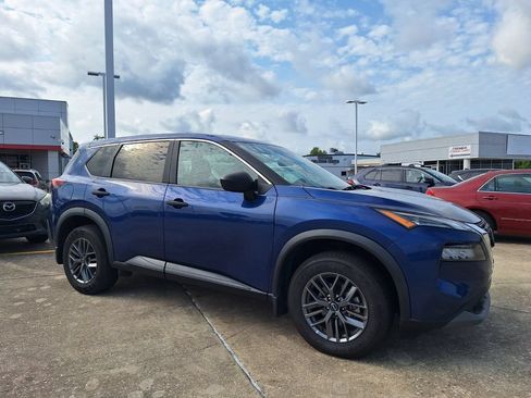 Used 2023 Nissan Rogue S AWD/4WD image 3