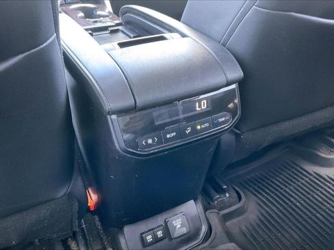 Used 2020 Toyota Highlander Limited FWD image 33