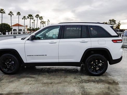 New 2026 Jeep Grand Cherokee Altitude image 14