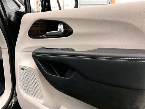 Used 2022 Chrysler Pacifica Limited image 23