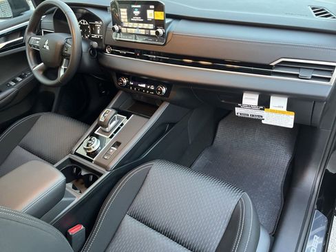 Used 2024 Mitsubishi Outlander ES image 18
