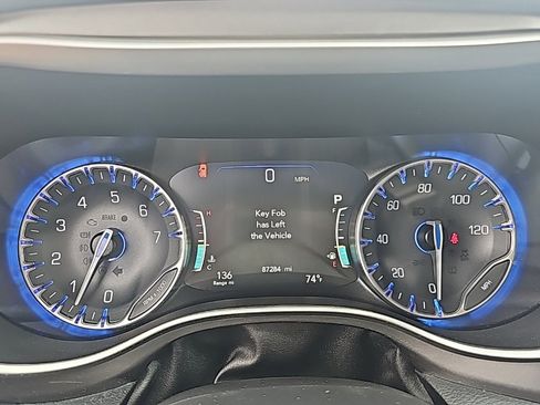 Used 2022 Chrysler Pacifica Touring-L image 22