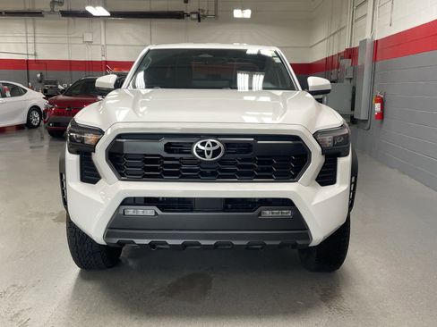 Certified 2025 Toyota Tacoma TRD Off-Road AWD/4WD image 3
