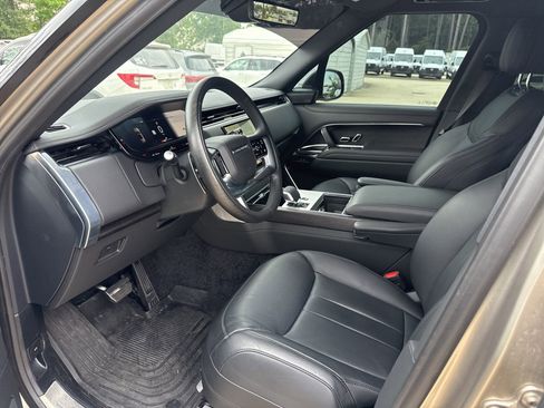 Used 2025 Land Rover Range Rover SE AWD/4WD image 9