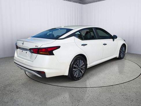 Used 2024 Nissan Altima 2.5 SV FWD image 3