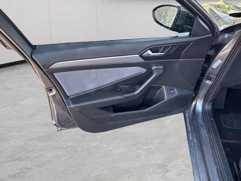 Used 2025 Volkswagen Jetta SE FWD image 9